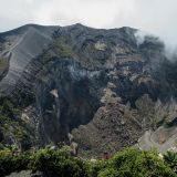 Der Hauptkrater hat einen Durchmesser von über 1000 Meter und hat sich das letzte Mal 1994 mit einem Ausbruch gemeldet.
