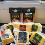 Wir schlagen zu und bunkern Käse für die nächsten Wochen. 
