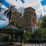 Der schön gestaltete Parque Calderon in Cuenca. 
