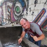 Kaum sind wir in Argentinien, haut sich Roger schon ein saftiges Stück Rindsfleisch auf den Grill. Zusammen mit anderen Reisenden machen wir ein Asado (Grillfest).
