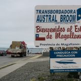 Mit einer Fähre gelangen wir über die Magellan-Strasse und setzen nun unseren Fuss auf "Tierra del Fuego" (Feuerland).
