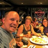 Vor knapp einer Woche hat in Ushuaia das Hard Rock Cafe eröffnet: Argentinische Qualität zu Schweizer Preisen. ;-)
