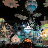 It's a small, small world - Tausende von Puppen singen dieses Lied und bewegen sich dabei im Takt.
