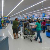 Black Friday Shopping - meistens geht es jedoch bereits am Thanksgiving Tag los. Es gibt einen Riesen-Run auf die Schnäppchen, welche teilweise nur noch 1/3 des regulären Preises kosten. Mit Kind und Kegel wird bis in die frühen Morgenstunden eingekauft.

