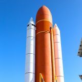An diesem orangen Wasserstoff-Tank und den zwei weissen Raketentriebwerken wurden jeweils die Space-Shuttles in das Weltall befördert.
