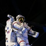 Gleich neben der Atlantis entdecken wir einen Astronauten im Weltraum-Anzug und mit aufgeschnalltem "Jet-Pack".
