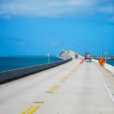 Nun wollen wir an die südlichste Spitze Floridas, in die "Keys". Das sind hunderte von Inseln. Ganz wenige von ihnen kann man über lange Brücken mit dem Auto erreichen.
