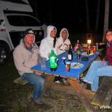 Unterwegs durch die nördlichen Everglades treffen wir auf Armando, Joselle und ihren Sohn Pepe, eine Brasilianische Familie, welche mit ihrem Auto durch ganz Süd- und Mittelamerika bis nach Alaska gefahren ist. Wir sind einander sofort sympatisch und quatschen bis tief in die Nacht hinein. 
