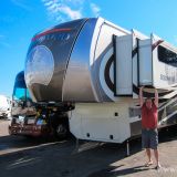 Dieser Wohnwagen mit einer Länge von über 14m und mit doppelt ausfahrbaren "Slide-Outs" ist für uns fast wie ein Mehrfamilien-Haus. Um dieses Ungetüm zu ziehen, benötigt man keinen Lastwagen, es wird kurzerhand mit einem Pickup und montiertem Aufleger gezogen. Und das selbstverständlich mit dem normalen PW-Führerausweis. 

