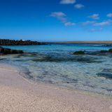 Glasklares Wasser auf der Insel Española.
