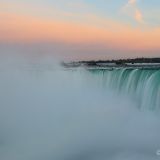 Niagara Fälle bei Einbruch der Dunkelheit. 
