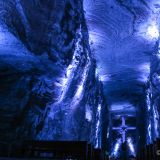 Die Kathedrale befindet sich in einem Salzbergwerk, ist vollständig aus Salz hergestellt und zählt zu den grössten, religiösen Bauwerken der Welt.
