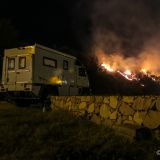 Das Feuer, hier im Anfangsstadium, brennt die ganze Nacht und kommt uns beängstlich nahe. Die Feuerwehr taucht leider nicht auf.
