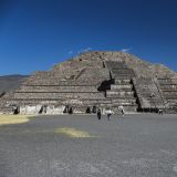 Die Mondpyramide ist mit einer Höhe von 46m nur wesentlich kleiner.
