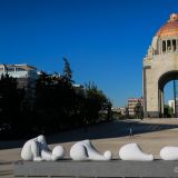 ...um einen Überblick der 23,5 Millionen Metropole zu bekommen. Hier posiert das Revolutionsdenkmal.

