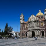 Die "alte" Basílica de Nuestra Señora de Guadalupe befindet sich, wie man sieht, in ziemlicher Schieflage. Das ist übrigens auch die erste Kirche, wo man bergaufwärts zum Altar steigen muss. 

