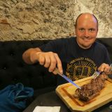 Wenn es irgendwo einen Argentinier gibt, führt bei uns kein Weg daran vorbei. Roger alias Carnesito verdrückt hier seinen Fitnessteller mit einem 600gr Bife de Lomo, was sonst.
