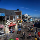 Lebhafte Einkaufs- und Verpflegungsmeile beim Pier 39.
