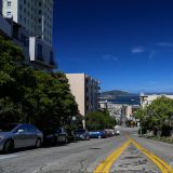 Rasante Abfahrt auf San Francisco's steilen Strassen. 
