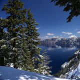 Erster Blick auf den tiefblauen Crater Lake. 
