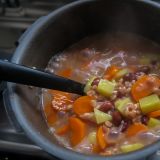 Statt auswärts essen zu gehen, macht sich Anita ihr Lieblingsgericht zu unserem Hochzeitstag gleich selbst: Bündner Gerstensuppe.
