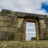 Ein typisches Merkmal der Inka-Bauten, die trapezförmigen Eingangspforten. 
