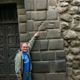In einem kleinen "Lädeli" bekommen wir den Tipp, dass es in Cusco auch einen 14-eckigen Stein geben würde. Mit einer kleinen Karte ausgerüstet, machen wir uns auf die Suche und siehe da, es gibt ihn wirklich.
