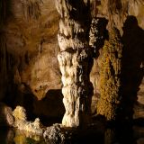Unten angekommen, erwartet uns eine andere Welt von Stalagniten und Stalagtiten in mehreren ineinander verlaufende Höhlenkammern.
