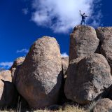 Unsere Wanderungen führen durch die vom Wind rund geschliffenen Felsen (... und Roger sogar noch ein Stückchen weiter ... ).
