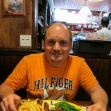 Roger lässt sich in einem Saloon das Rib Eye - Steak schmecken, während Anita sich ein Vegiburger bestellt.
