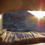 Sicht aus dem Bett bei Sonnenuntergang.
