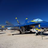 Oder eine F/A 18 Hornet, wie sie die Schweizer Luftwaffe wohl noch etwas länger im Einsatz hat. (Natürlich nicht in Blau - dieses Stück hier stammt von den Blue Angels, dem amerikanischen Pendent zur Patrouille Suisse).
