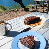 So richtig amerikanisch backen wir uns mit unserem Faltbackofen einen Brownie-Kuchen.
