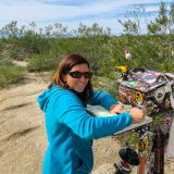 Natürlich lassen wir uns diese Gelegenheit nicht entgehen und schreiben uns im Guest Book der Mojave-Mailbox ein, welche nach ca. 120km am Wegesrand der Mojave Road liegt.
