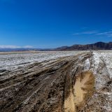 Doch beim Soda Lake müssen wir passen. Die Durchfahrt des salzhaltigen Sees ist aufgrund des Wassers nicht möglich. Hier gibt es jedoch eine 30km lange Umfahrmöglichkeit. 
