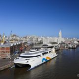 Im Vordergrund sieht man die Fähre von Buquebus, welche Montevideo mit dem 210km entfernten Buenos Aires auf dem Wasserweg verbindet.
