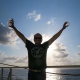 "ROGER-REDENTOR" ruft die Passagiere zum Sundowner auf dem von uns getauften Sunset-Deck 12 zusammen.
