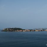Mit der "Île de Gorée" im Vordergrund erreichen wir Dakar (Senegal).

