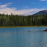 Der Boya Lake im gleichnamigen State Park.
