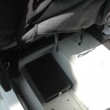 Sicherheit muss sein. Die Kasse wurde am Boden des Beifahrersitzes angeschraubt und verleimt
