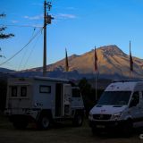 Campingplatz der Finca Sommerwind mit dem Vulkan Imbabura im Hintergrund. 
