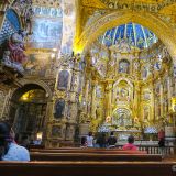 ... ist eine der am aufwendigsten verzierten Kirchen von Quito. 
