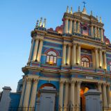 Eine der vielen, farbenfrohen Kirchen in Salta.
