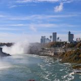 Blick auf die Stadt Niagara Falls auf der kanadischen Seite. 
