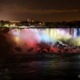 Bei Nacht werden die Niagara Fälle jeweils beleuchtet. Hinter diesen Fällen befindet sich übrigens die amerikanische Seite von Niagara Falls. 
