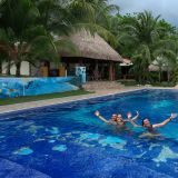 Badespass im Swimmingpool des Hotels Paradise Inn in Las Lajas. 
