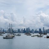 Blick vom Amador Yacht-Club auf die Skyline von Panama City. 
