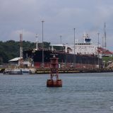 Auf der anderen Seite des Panamakanals finden wir einen ausgezeichneten Platz, um den Schiffen bei ihrer erfolgreichen Durchquerung zuwinken zu können. 

