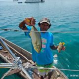 Dieser Fischer ist mit dem Einbaum schon einiges traditioneller unterwegs. Das Nachtessen wird gerade geliefert (Foto von ClauVid).
