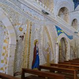 Die erst seit drei Jahren stehende Kirche wurde mit Mosaik-Arbeiten ...
